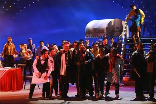 持续推出精品剧目，推动文艺繁荣兴盛